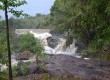 Cachoeira com represa de água natural e local para banho é um dos atrativos do roteiro