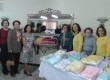 Mulheres associadas produzem artesanato em materiais como lã para serem vendidos no bazar
