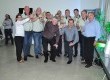 Equipe da empresa brindando com refrigerante Pomelo