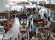 Móveis planejados, turismo, imóveis, roupas, perfumaria e alimentação são alguns dos ramos comerciais presentes no Jacarandá Shopping