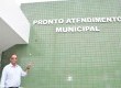 Prefeito Cláudio Vitória em frente à nova Unidade do Pronto Atendimento