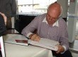 ClÃ¡udio AndrÃ©a, organizador do Identidade Xavante, autografou exemplares no prÃ©-lanÃ§amento