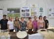 Organizadores e algumas das vencedoras do concurso de artesanato em lã