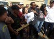Populares reuniram-se em frente a Delegacia de Polícia