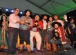 Alex Har recebendo de Hugo Albuquerque o troféu de 3º lugar com a canção Dois Seres, Alma e Campo