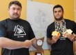 À esquerda, o treinador Maicom Ortiz; à direita, o atleta Jesus Duquia