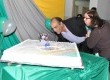 Prefeito Cláudio Vitória e a secretária de Cidadania e Assistência Social, Mariângela Sposito, apagando as velas dos 34 anos