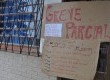 Cartaz em frente à Escola Estadual Presidente Castelo Branco comunicando greve parcial