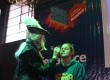 Cosplayer faz maquiagens nos visitantes da Feira