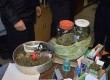 Durante as buscas foram encontradas drogas, arma, munição, balança de precisão, telefones celulares e dinheiro