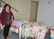 Voluntária Zilca Braga, responsável pela confecção de capas dos acolchoados