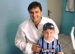 Foto publicada por Vinicius ao lado de um pequeno paciente em fevereiro deste ano