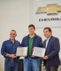 
O diretores da Uvel em Pelotas, Rio Grande e Camaquã, Realdir Marchi Furtado e José Machado da Silva, com o vice presidente da GM do Brasil e América do Sul, Ernesto Ortiz (C), durante premiação