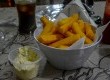 Polenta frita e molhos são acompanhamentos oferecidos