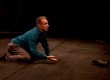 Ator e professor Daniel Furtado dá vida ao solo de dança-teatro que homenageia o escritor gaúcho Caio F.