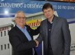 Arno Kopereck (E), que deixa sua função de presidente, ao lado de Airton Seyffert (D), administrador executivo pelos próximos dois anos