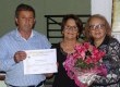 Junto à representante da Secretaria de Cultura (D), prefeito José Felipe da Feira (E) realizou a entrega de homenagem à patronesse Rosemary Ávila (C)