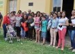 O prefeito Cláudio Vitória, a equipe da Secretaria Municipal de Cidadania e Assistência Social e as contempladas, junto das unidades habitacionais