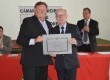 Presidente do legislativo e autor da homenagem, Nestor Karnopp entregou o título à Selomar Blödorn