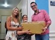 De uma família para a outra, a solidariedade se traduz através de cestas de Natal