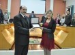 Vereador proponente Paulo Renato Miranda na entrega da placa de Cidadã Leonense à Drª Luciara Pereira