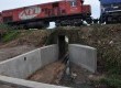 Moradores criticam construção na única saída de água