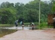 Moradores contam que foi por volta das 4h que a água começou a sair do leito
