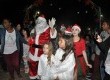 Papai Noel foi recebido por crianças e adultos no túnel de luzes