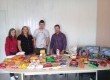 Momento de entrega dos itens arrecadados com o evento solidário de Natal