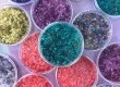 Amigas resolveram criar alternativa ao glitter tradicional, com produção caseira e livre de plásticos