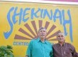 O pastor Gilnei é auxiliado pelo aposentado Claudio, que resolveu ajudar voluntariamente o projeto, após acompanhar os problemas com drogas de um familiar