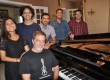 Roberto Bonini sentado; da esquerda para direita: Amanda Kohn, Ervino Rieger, Celso Barrufi, Fernando Pinhati e Gabriel Oliveira