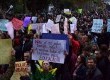 Homens e mulheres de todas as idades exerciam a democracia ao pedir com cantorias, faixas e cartazes, mais justiça social para o país.
