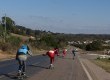 Esportistas descem a rua a quase 70 km/h.