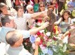 Aos pés de Nossa Senhora, muitas flores depositadas pelos católicos que rapidamente rezavam ou simplesmente pediam proteção