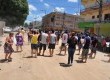 Os manifestantes bloquearam a rua durante uma hora com o objetivo de chamar a atenção dos poderes públicos