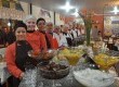 A mesa do café colonial é repleta de cucas, pães, schmier, nata, queijo, salame, mel, conservas, chocolate quente, café, chás, tortas, entre outras iguarias