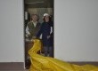 Seu Nelson e dona Vilma não vão mais para a feira comercializar os produtos, mas de casa dão o suporte necessário, arrumando as lonas que cobrem as barracas, por exemplo