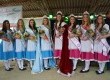 Oito meninas têm a missão de representar colonos e motoristas durante um ano de reinado