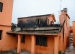 O fogo iniciou na residência e rapidamente se espalhou, atingindo três estabelecimentos comerciais