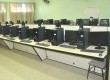 Cerca de vinte computadores estão instalados no colégio para os novos alunos