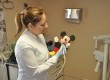 Dentista utiliza fantoche do Mickey para deixar crianças mais a vontade