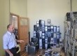 Diretor executivo da ONG, Cláudio Bittencourt, mostra o espaço onde os materiais ficam guardados
