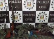 Nas buscas foram apreendidas armas de fogo, munições e roupas camufladas.