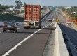 Tráfego flui em pista dupla próximo ao Sítio Floresta