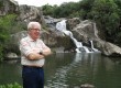 Sinval Tavares posa orgulhoso na cachoeira que dá nome à sua pousada