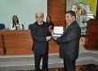 Momento da entrega da Moção Honrosa ao presidente do Tribunal de Justiça, desembargador José Aquino Flores de Camargo, pelo Vereador Chiquinho da Silveira
