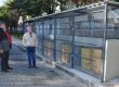 Paulo José Xavier Costa e Ione Ávila do Espírito Santo mostram novos módulos de lixeiras