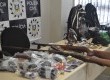 Durante as investigações, foram presas 25 pessoas e apreendidos diversos celulares, armas, espingardas e munições