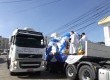Na procissão motorizada, caminhão com sacerdote da paróquia abençoa os veículos participantes